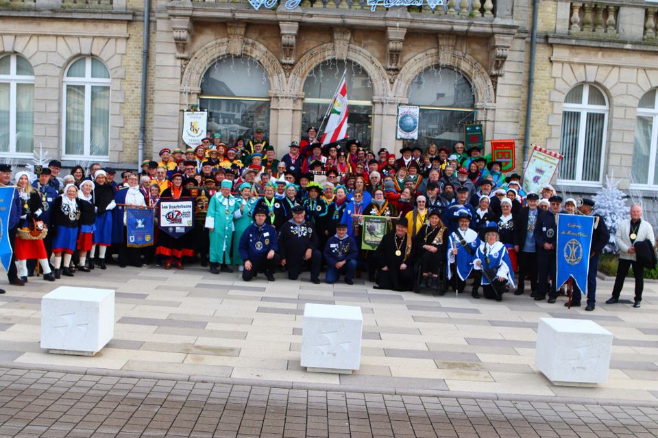 Photo du rassemblement des confréries sur le perron de la mairie de Berck sur Mer